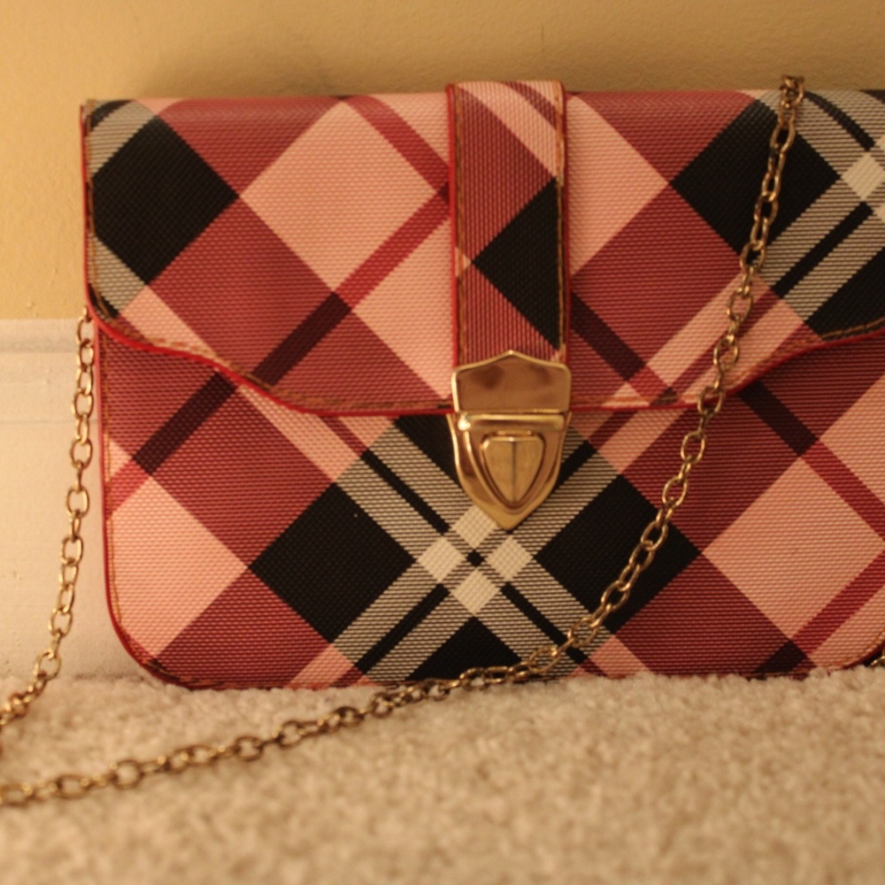 Pink/Black Handbag With Dull Gold Chain for Teens!